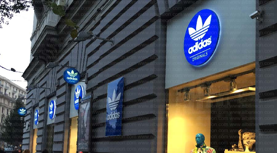 Insegne Adidas a Napoli. Loghi e targhe in plexiglass illuminate a led.
